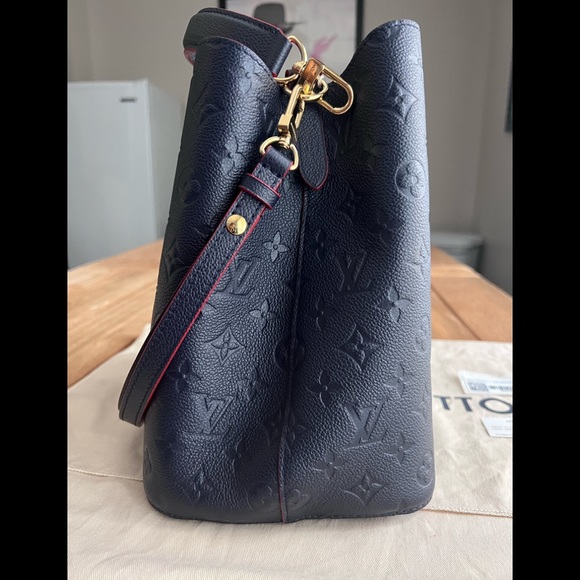 Louis Vuitton
NeoNoe Handbag Monogram Empreinte Leather MM - Picture 4 of 16